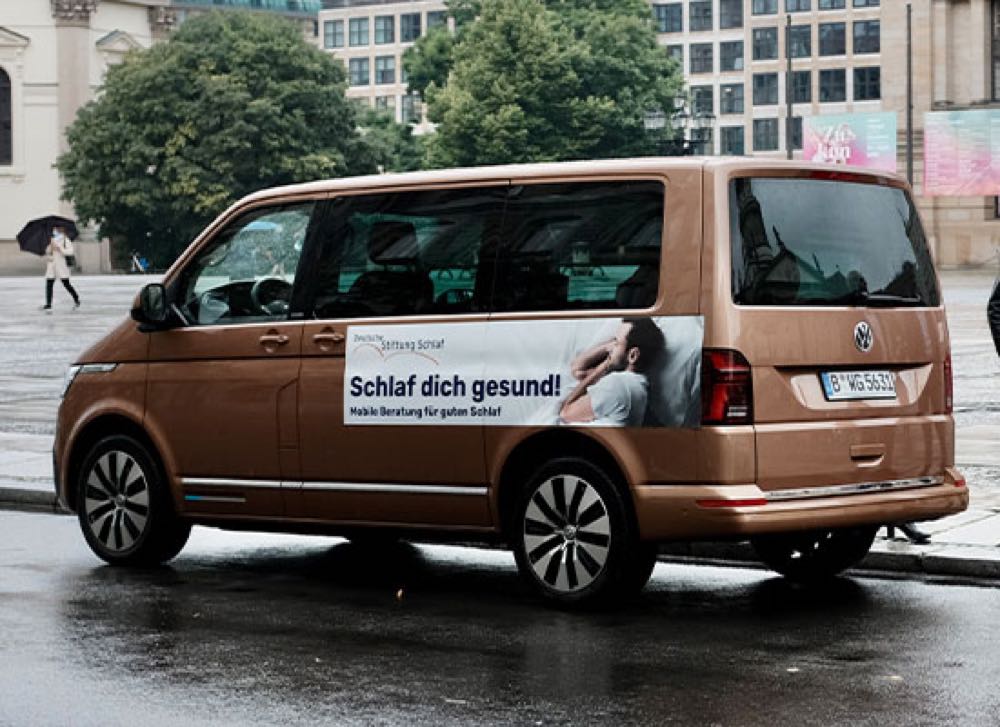 Der Schlafbus rollt wieder durch Deutschland