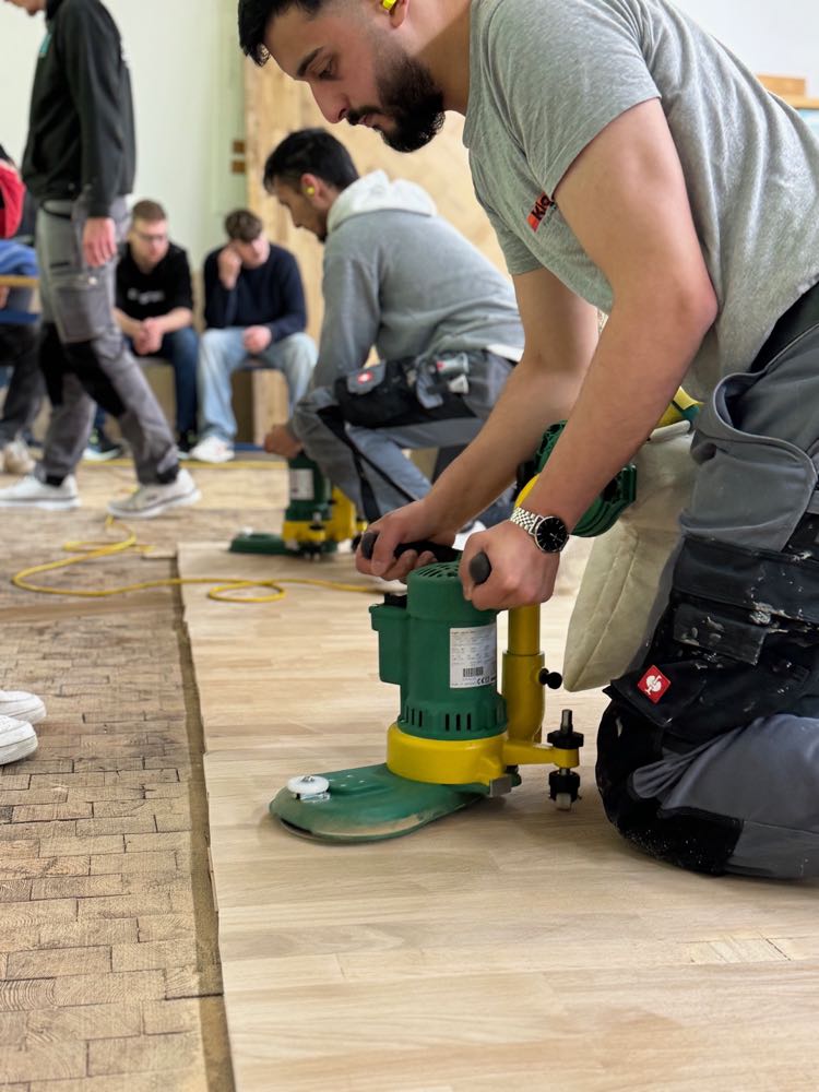  Jobelmann-Schule Stade: Lägler gibt Einblick in Schleiftechnik