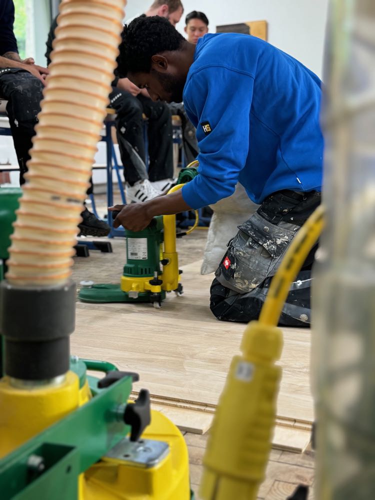  Jobelmann-Schule Stade: Lägler gibt Einblick in Schleiftechnik