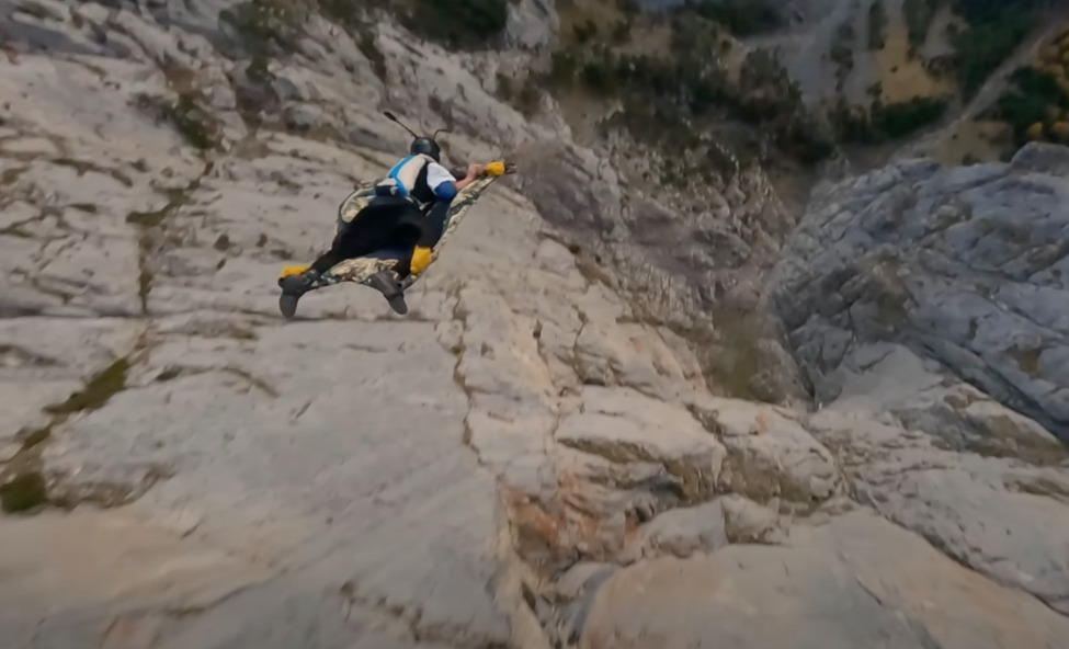 Flying carpet: extreme athlete flies in the Alps