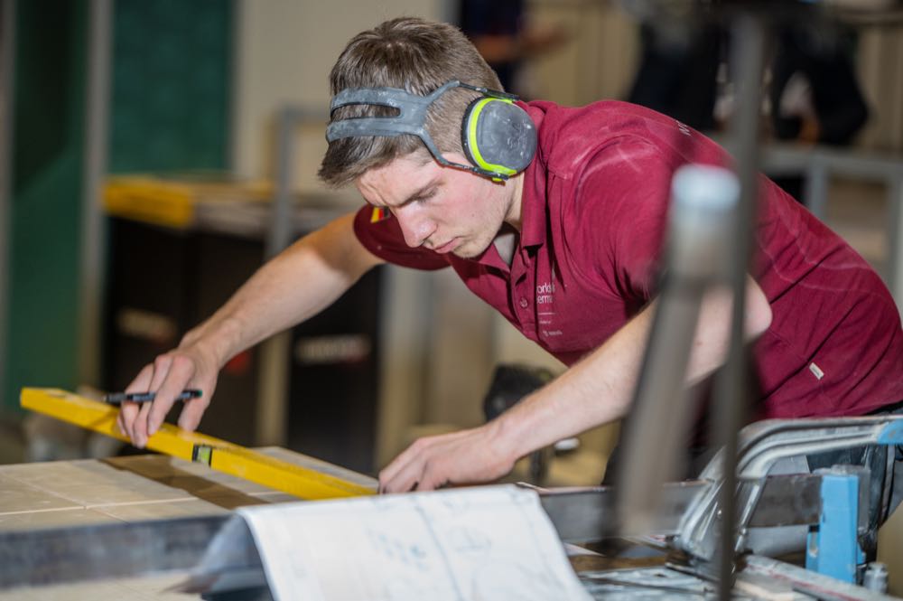  Worldskills 2024: Exzellenzmedaille für Fliesenleger Robin Liebler