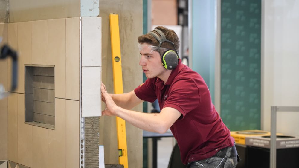  Worldskills 2024: Exzellenzmedaille für Fliesenleger Robin Liebler