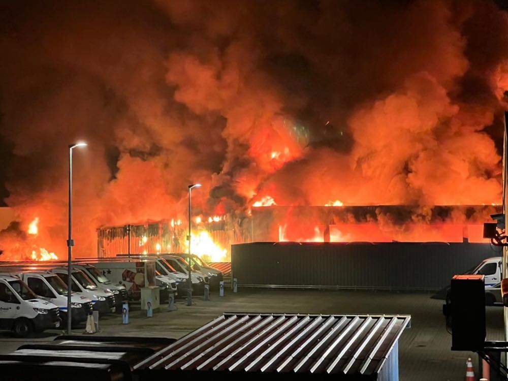 Elis: Großbrand zerstört Niederlassung